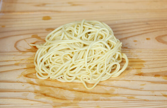 北九州市で焼きそば用の生麺を仕入れるなら福岡の老舗製麺所青木食産へ