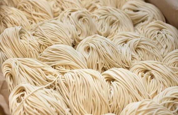 福岡市で味噌ラーメンようの業務用生麵を仕入れるなら明治創業の製麵所青木食産へ