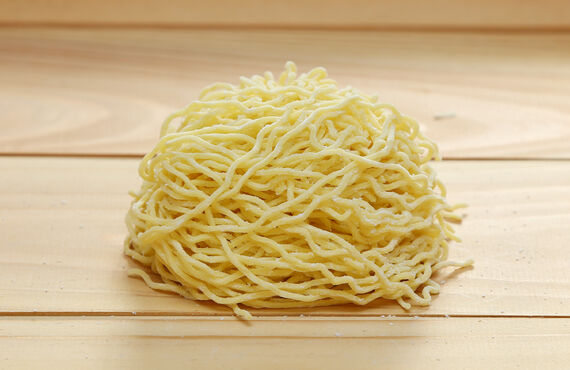 福岡市でつけ麺用の業務用生麵を仕入れるなら明治創業の製麵所青木食産へお任せください