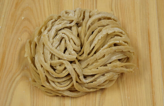 福岡市でワシワシ麺の業務用生麺の仕入れをお考えなら老舗製麵所青木食産へお任せください