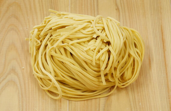 福岡市で汁なし担々麺用の業務用生麺を仕入れるなら福岡の老舗製麺所青木食産へ